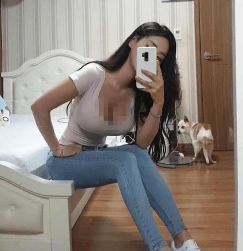 美女|年轻的紧身牛仔裤美女，穿出独特的味道，显得身材性感十足