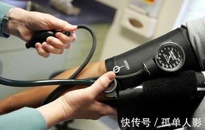 营养师|营养师再三提醒：高血压人群，2种食物多吃，3种食物就得少吃