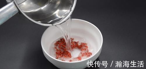 枸杞放久了发霉发粘？学会这诀窍，保存多久都不会受潮变质，真棒