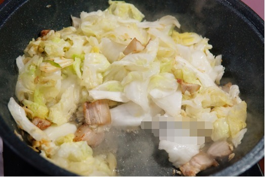 白菜|白菜和它是绝配,冬天这样吃真是太香了,大鱼大肉都不如它!