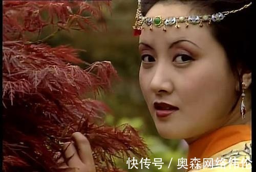 贾府|王熙凤在贾府活得并不轻松, 却在这三个男人这里得到了满足