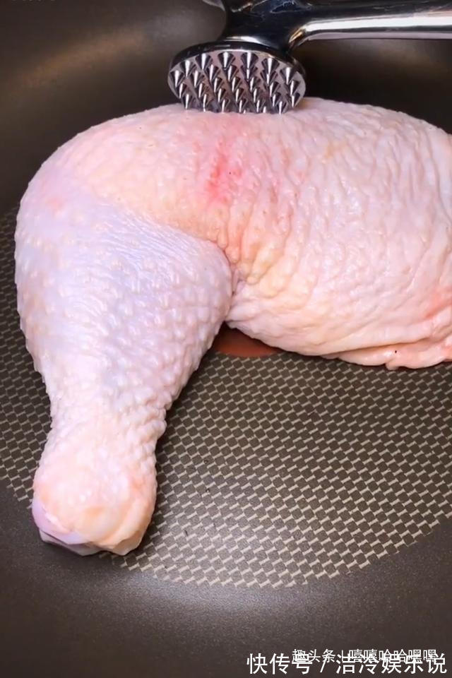 凉拌鸡腿，咸鲜微辣，吃着开胃又下饭，鲜嫩又多汁哟！