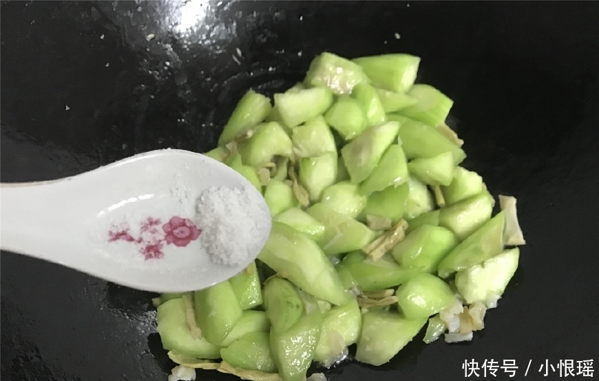 吃光|简单快手的家常菜,10分钟端上桌,炒时加两物,鲜美到汤都吃光