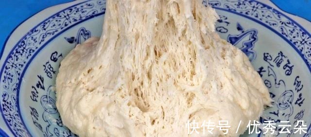 发面只加酵母就错了，馒头店老师傅教我诀窍，这样做发面快又实用！