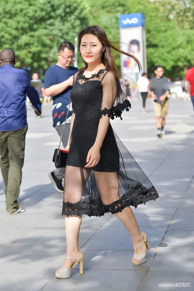 紧身网纱大摆裙，搭配细闪高跟鞋，仙气飘逸又性感十足