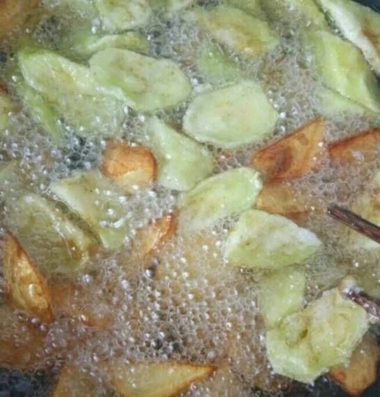 一根茄子、一个土豆、一根尖椒,就能做出不比肉菜差的地三鲜