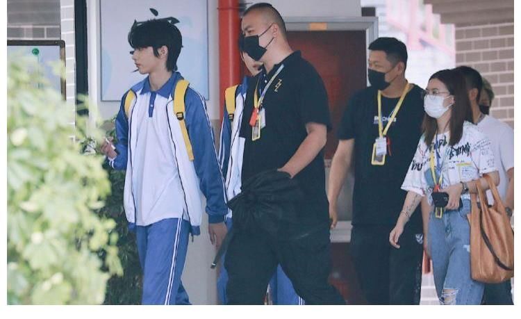 宋亚轩|《萌探》路透曝光，所有人身穿白蓝校服，这是要回到校园吗