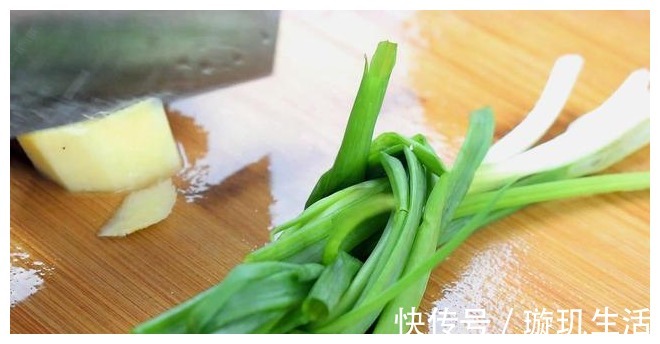 红烧肉|把五花肉扔进电饭锅,不放一滴水,出锅后一大锅不够吃,太香了