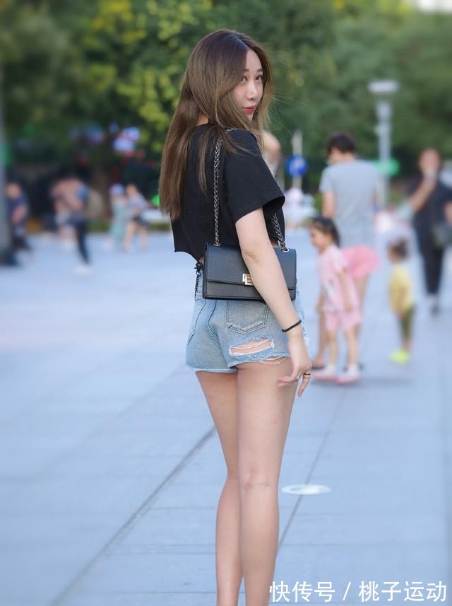 百搭|穿着牛仔裤装扮的女神显得更加挺拔有型，有种不一样的甜美！