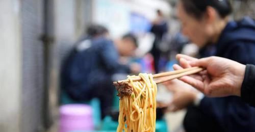 最“寒酸”的面馆,露天就餐,还能排队10米远,一天卖出800多碗