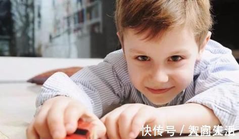 辣条|8岁女孩下巴成“马蜂窝”,5毛钱一包的辣条,还在给孩子吃么