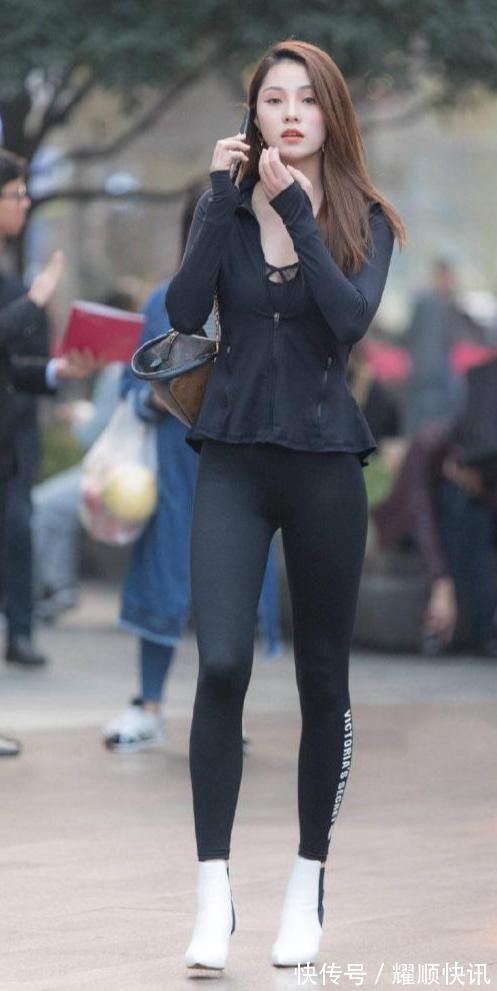 高跟鞋|黑白搭配效果如何,“鞋子”颜色好像牛奶乳,这种穿搭头一回见