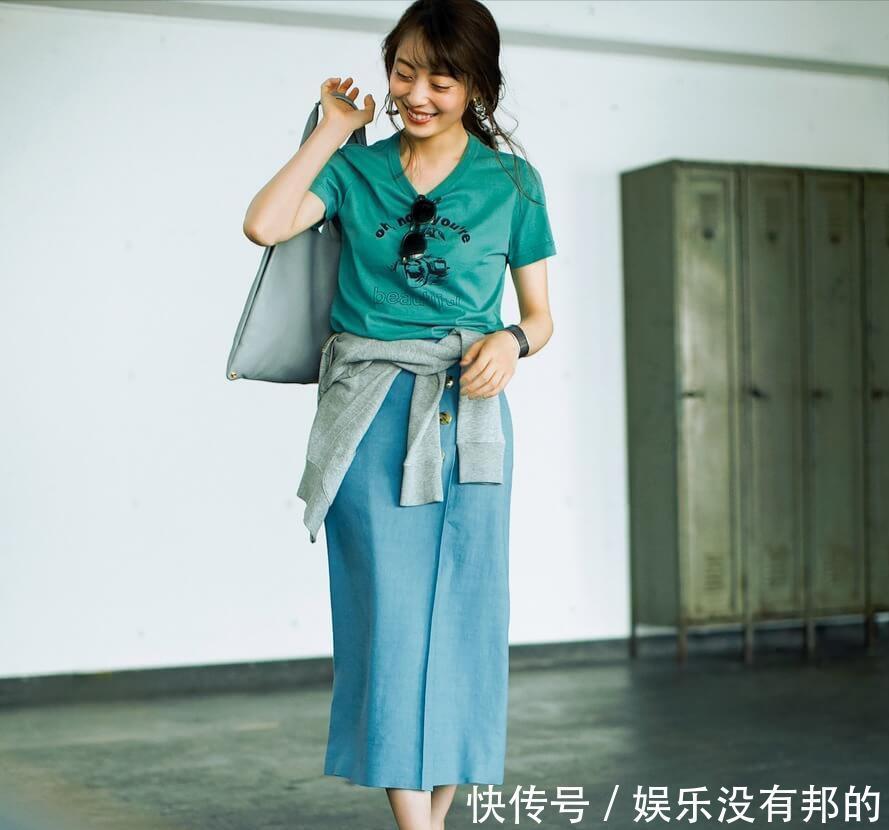 直筒|40岁女人的成熟感穿搭,当属“T恤+直筒裙”,优雅减龄又显气质