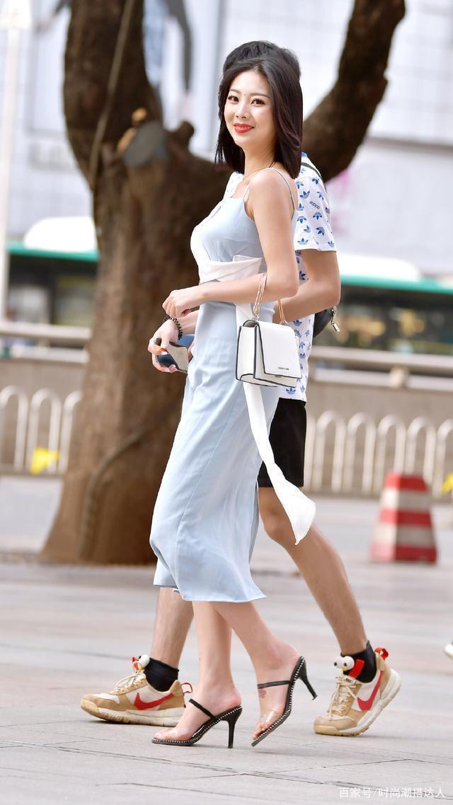 气质女生就是任性,选择款式洋气的吊带连衣裙,让造型美的出众