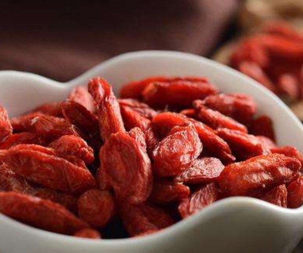 养肝护肝|男性睡前生嚼5粒枸杞，一段时间后，4件好事可能悄悄来临