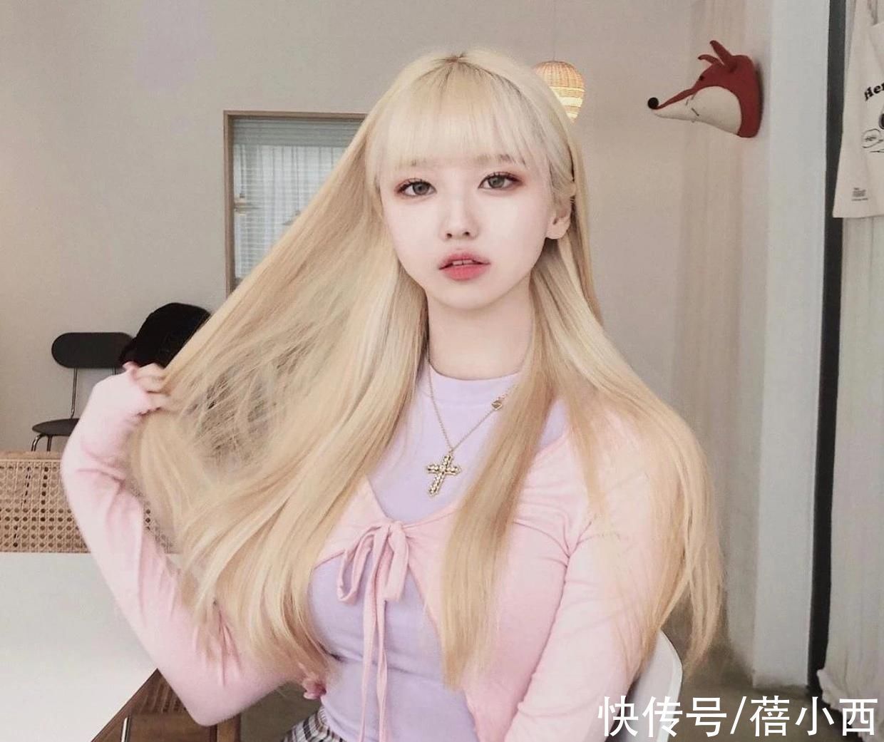 发型 今秋别留黑长直了，试试这“4种”气质发型，减龄还显脸小