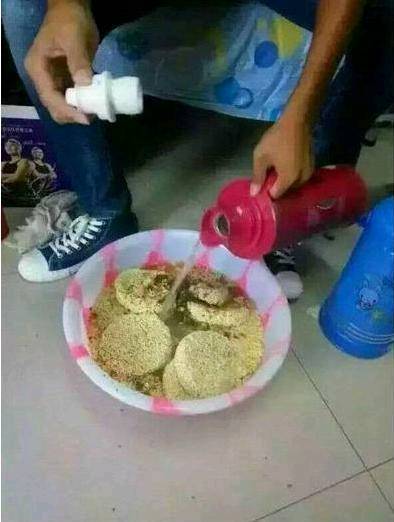 |搞笑图片幽默段子笑话兄弟你很会享受哦,一下子泡如此多的泡面