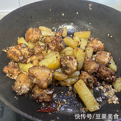 发苦|这道吮指蒜香土豆鸡翅一上桌，我的筷子就没停过