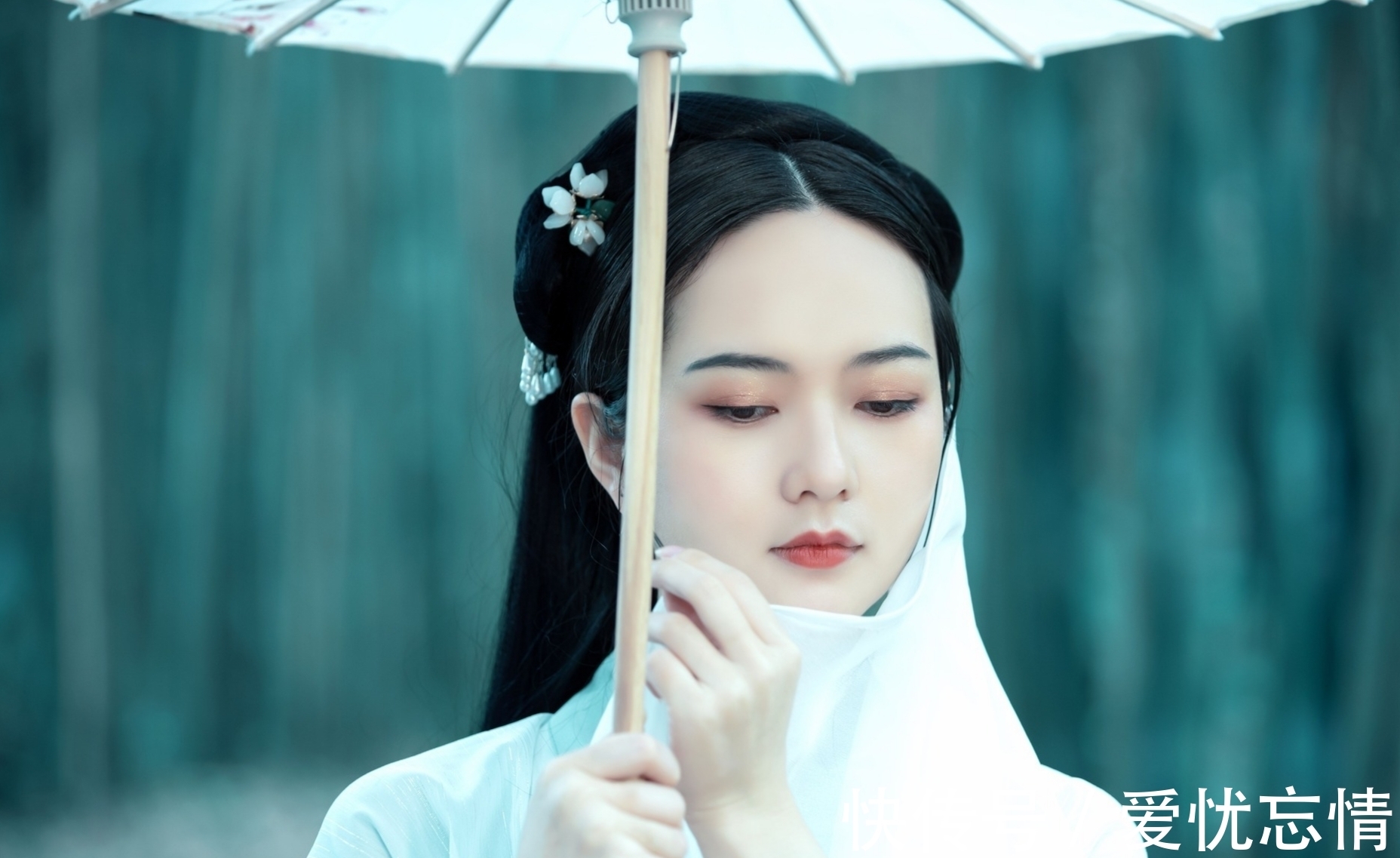 紫绛|诗词丨他日东风梳草绿,再将诗韵点红唇