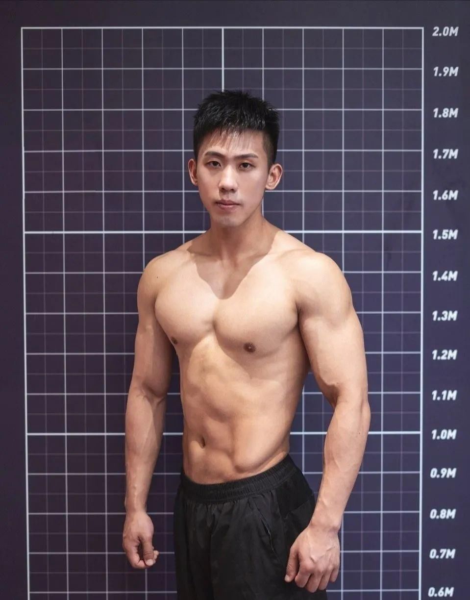 腹肌|型男医生的鲨鱼线六块腹肌引发舔屏,网友看后直呼我可以