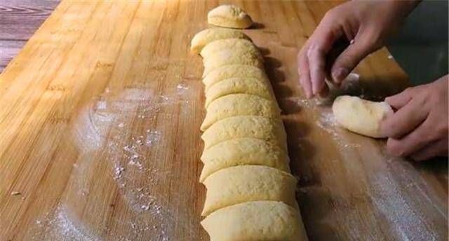 搅拌|玉米面是一种新的吃法。当你用开水搅拌筷子时,你将吃不到其中的三个