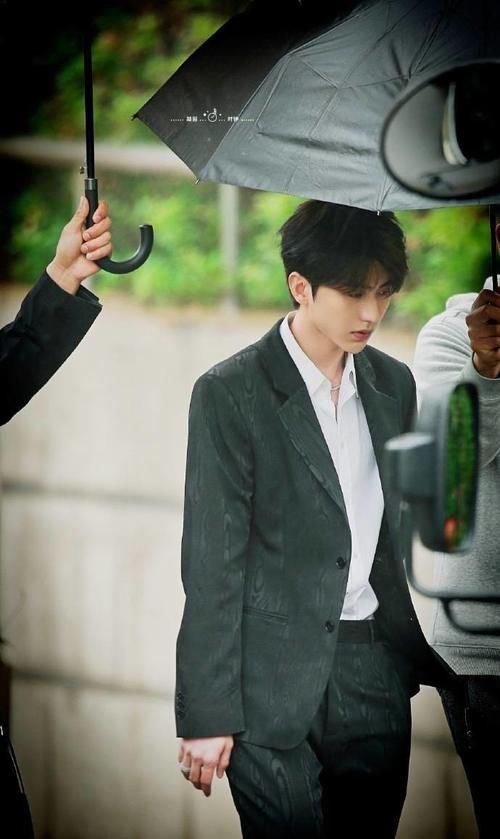 蔡徐坤黑西装亮相《奔跑吧》发布会 贵气十足的霸总坤帅气来袭！