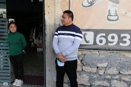 低薪|疫情之下的希腊爱琴海小城：华人商铺春节照常营业，艺术家从伦敦专程来此办公