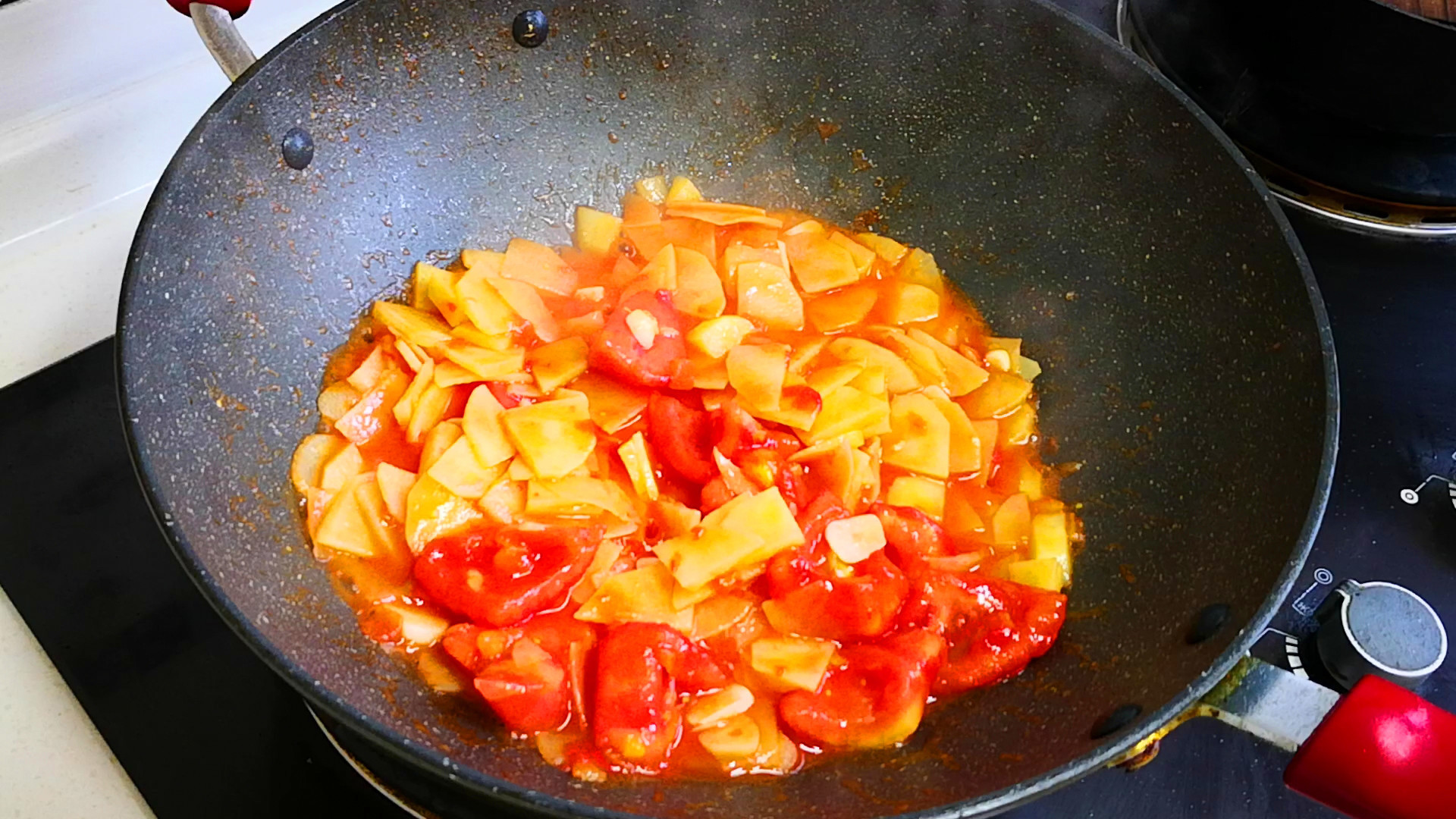 土豆和西红柿一起做,实在太好吃了,我家隔三差五吃,比吃肉还香