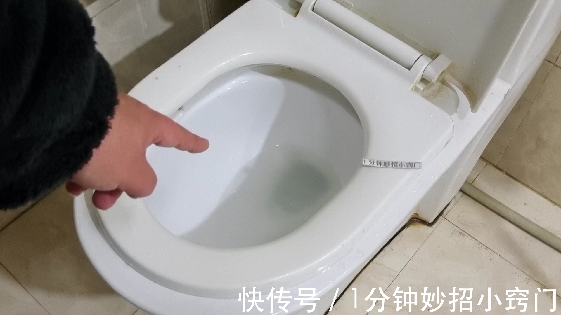 马桶|往马桶里放一个口罩,半年不刷也不脏不臭,太聪明了,快回家试试