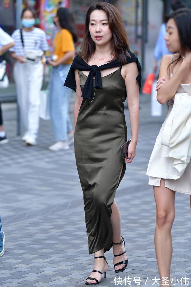 裙子|美女街拍:挑选裙装,款式不仅要简约大方,穿着更显舒适与质感的美