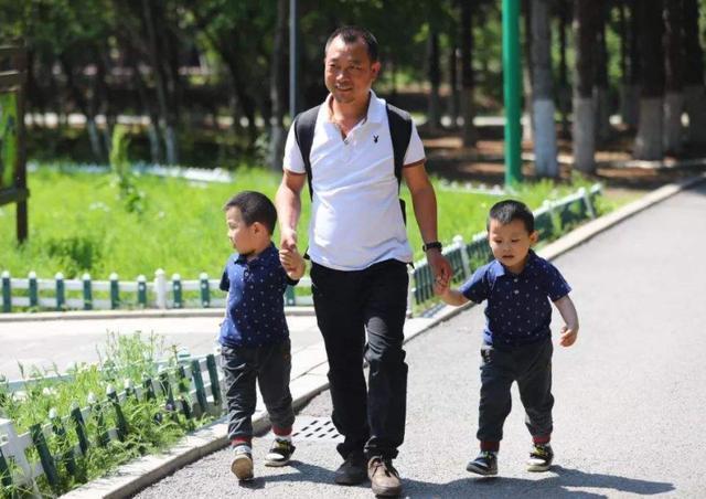 重逢|走散20年的双胞胎姐妹,再度重逢却差距悬殊,不似姐妹更像母女