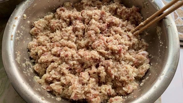 包白菜饺子，有人焯水，有人直接包，大厨：全不对，教你正确做法