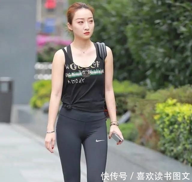 俏皮可爱的打底裤美女,富有青春朝气,回头率特别高