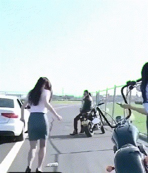 |搞笑GIF:小姐姐的脚法,感觉可以去为足球队效力了