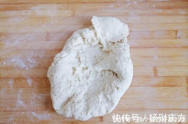 面团|教你做好吃解馋的萝卜粉条素馅饼，皮薄馅大又柔软，凉了也不硬