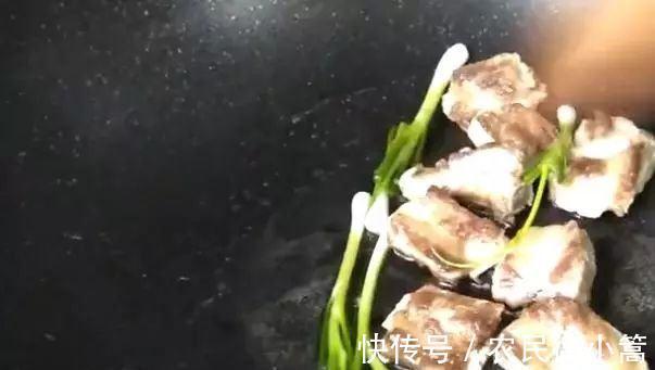 玉米粒|电饭锅排骨焖饭，做法简单，排骨软烂鲜香，看一遍就学会