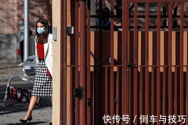 穿搭 莱蒂齐亚王后“萝卜裙”穿出新花样,搭配白色简洁大衣尽显好气质!