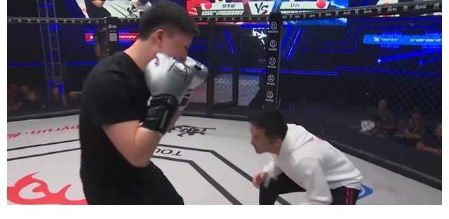 曹云金|“我就只是个演员”曹云金约战向佐现场改口怕了,还没开打就认怂