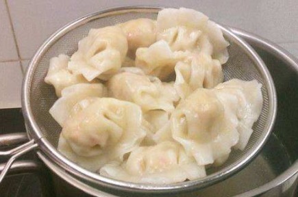 别再水开煮饺子了!老师傅牢记4点,饺子鲜香筋道足,不破皮