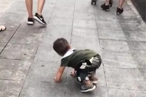 妈妈|“妈妈别打了，我不买了”，小女孩坐地求饶：家长失控有多可怕