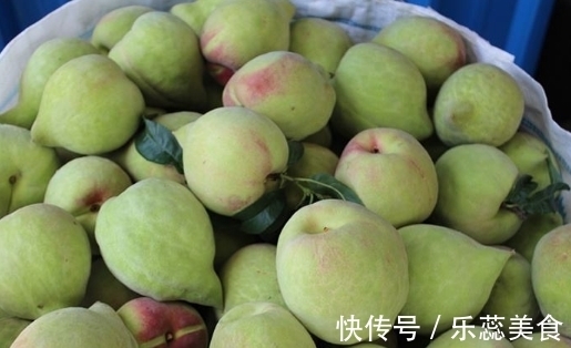 买桃子别傻傻只挑红的！水果摊老板：看3处，好桃子一挑一个准