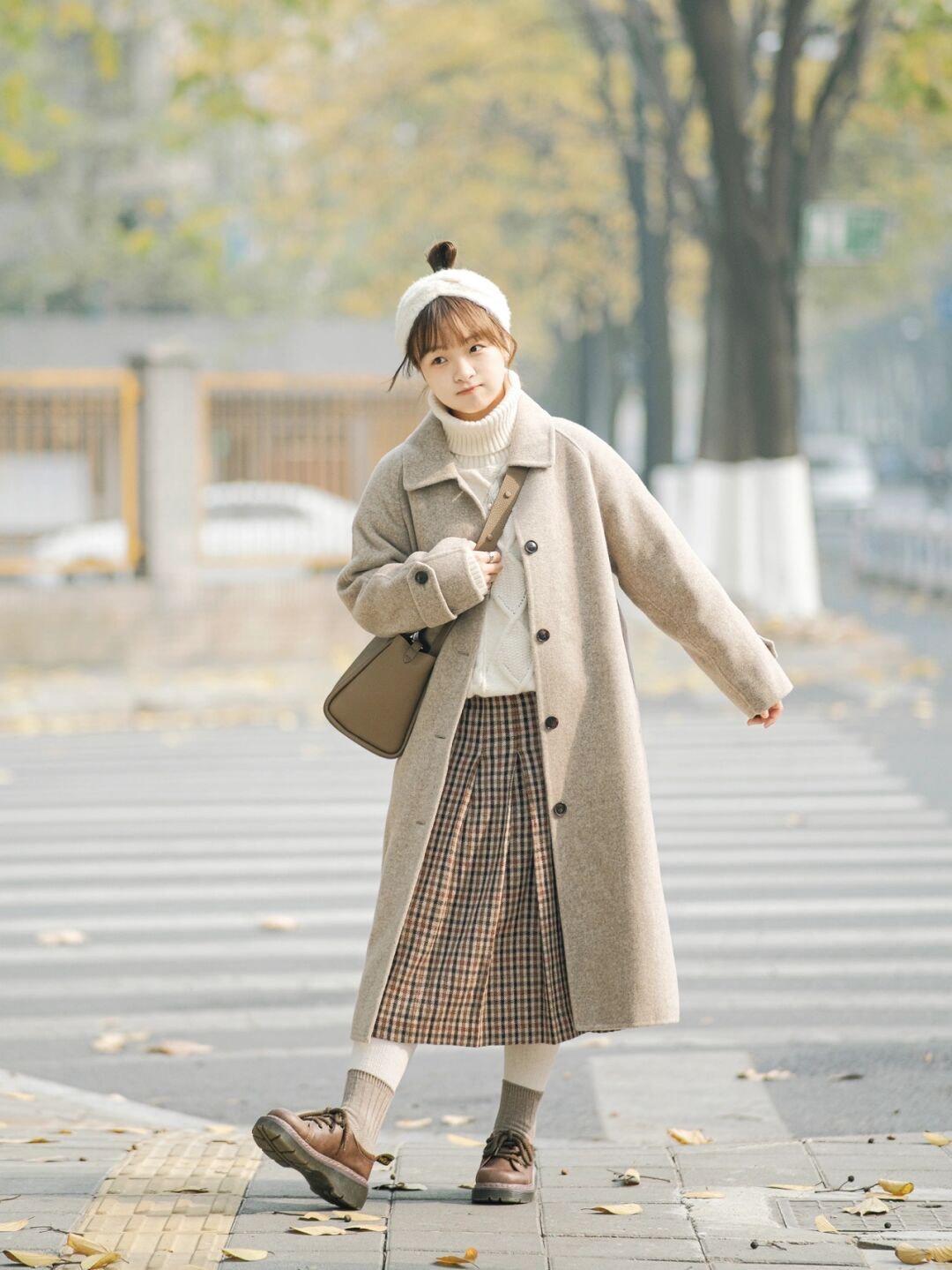 大衣|小个子女生冬季搭配指南|高腰短款羽绒服+宽松直筒牛仔裤,百搭又时尚!