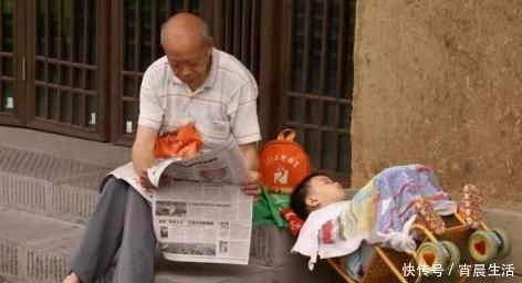 偷看|爷爷晚上哄娃睡觉不哭不闹,妈妈偷看后气炸了离我女儿远一点