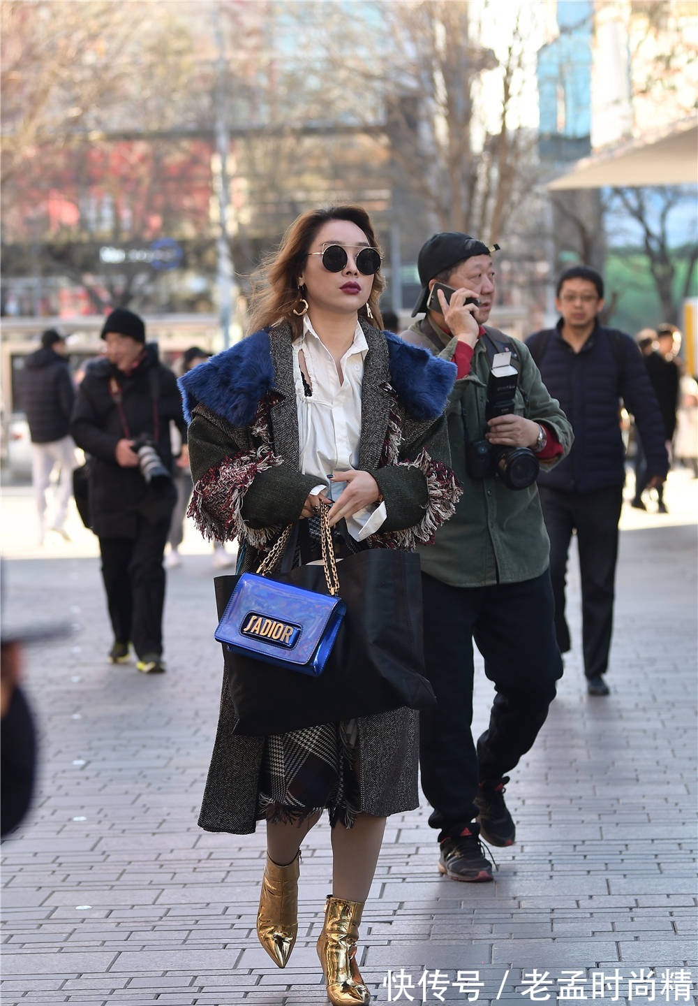 时尚 金色尖头细跟短靴,搭配灰色呢子大衣,冬季搭配要有色彩