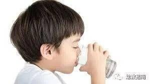 触觉|小孩出现撞头、咬指甲、撕嘴皮等行为，妈妈一定要警惕了
