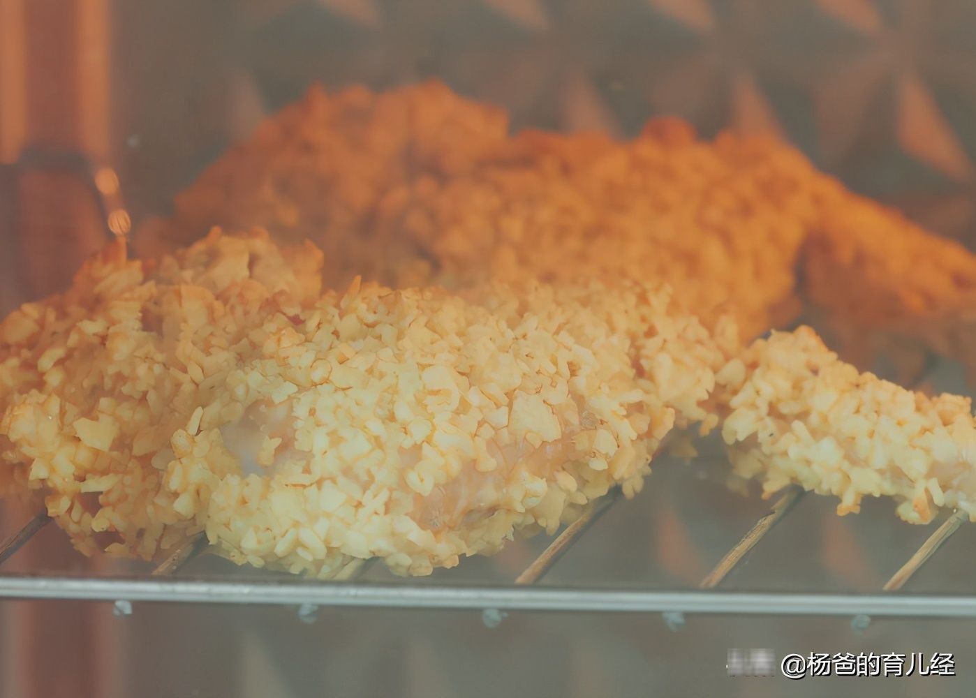  无需|香酥鸡翅的美味新做法，裹上薯片，无需油炸，孩子爱吃的居家美食