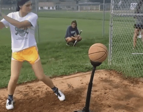 |搞笑GIF:哈哈,妹子我是来看比赛的,不是来笑你的哈