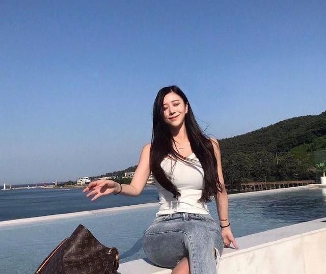 真人版|韩国女模被称“海贼女帝”,不仅长相甜美,身材曲线也很迷人