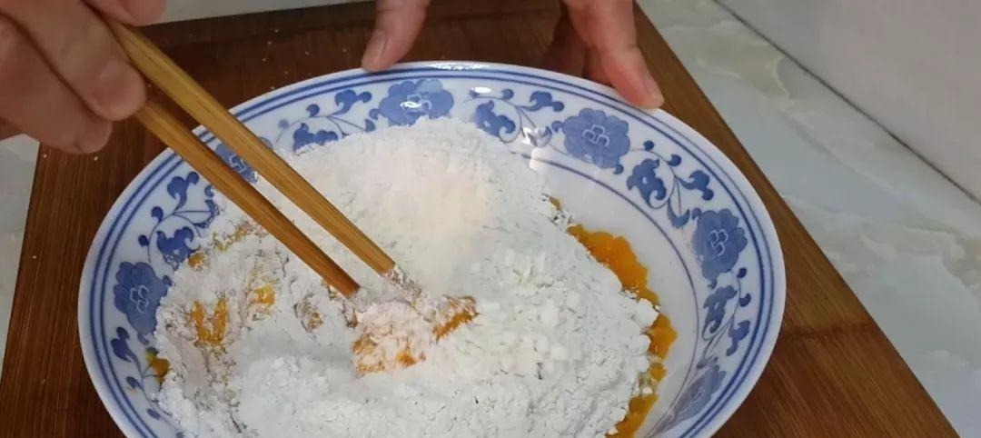 半个南瓜，1个鸡蛋，不用一滴水，比油条做法简单，比蛋糕都好吃