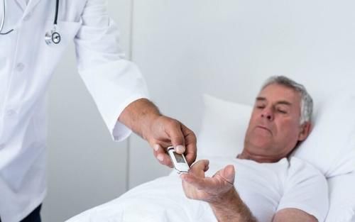 南瓜|吃南瓜能不能降血糖?糖尿病医生:经常吃四种食物,血糖只降不升